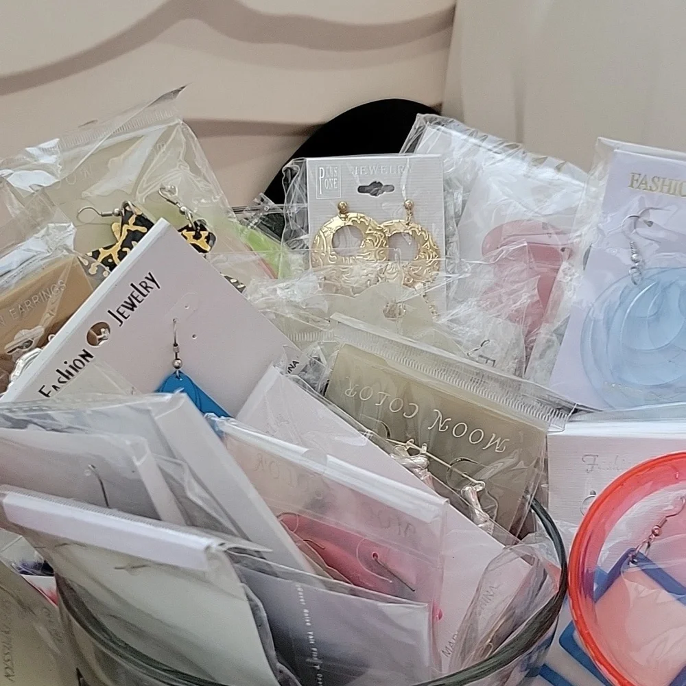 40+ Pieces Assorted Women's Jewelry/accessories. - Picture 4 of 4